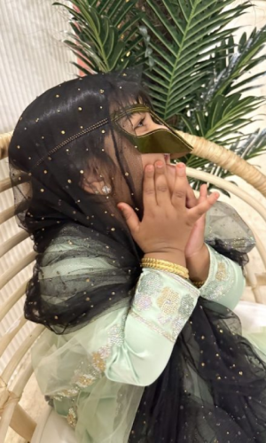 Emarati sheila with showaroviski